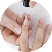 нанесување лак за лекување на габички за нокти